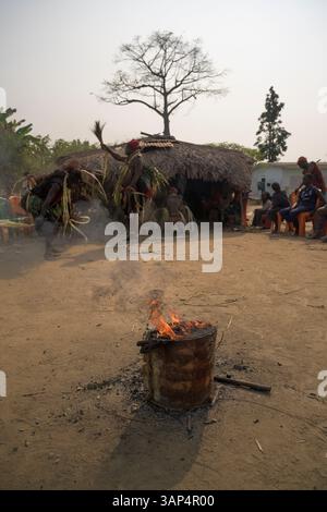 Rituelles Feuer vor dem Tempel, wo die ganze Nacht eine Bwiti-Zeremonie stattgefunden hat. Stockfoto