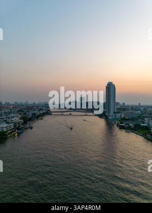 Aus der Vogelperspektive auf die Rama VIII Brücke, eine Kabelbrücke über den Chao Phraya Fluss bei Nacht in Bangkok, Thailand. Stockfoto