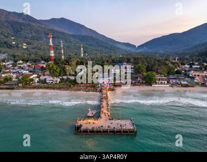 Blick aus der Vogelperspektive auf den Sonntagabend-Markt von Chaloklum auf der Insel Koh Phangan, Thailand. Stockfoto