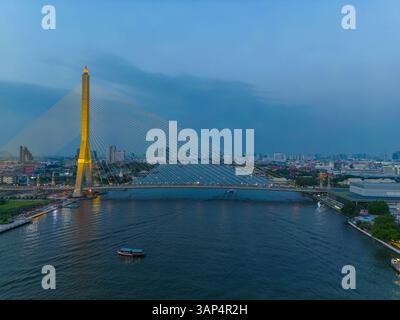 Aus der Vogelperspektive auf die Rama VIII Brücke, eine Kabelbrücke über den Chao Phraya Fluss bei Nacht in Bangkok, Thailand. Stockfoto