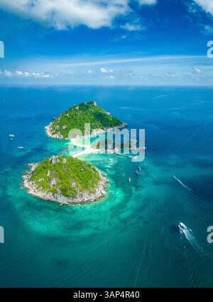 Aus der Vogelperspektive auf die Insel Nang Yuan, verbunden durch Sandbänke vor der Insel Ko Tao, Thailand. Stockfoto