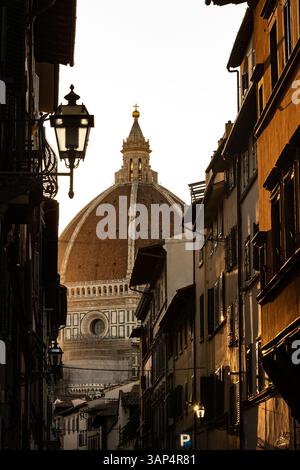 Dom von Florenz, eingerahmt von engen Straßen und Gebäuden in Florenz, Italien. Ikonische Renaissance-Architektur. Stockfoto