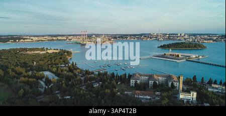 Panoramablick auf den Hafen von Pula bei Sonnenuntergang, Istrien, Kroatien. Stockfoto