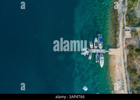 Aus der Vogelperspektive der Segelboote, die am kleinen Pier auf der Insel Zut an der kroatischen Küste ankern. Stockfoto