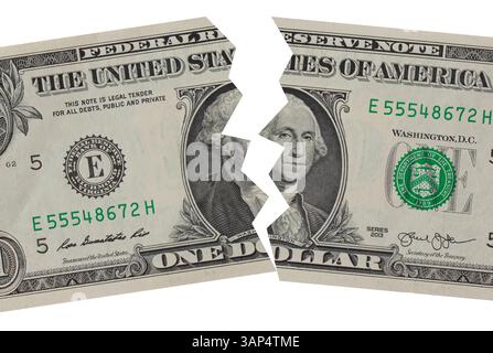 Nahaufnahme eines US-Dollar-Scheins, der in zwei Hälften gerissen wurde, isoliert auf weißem Hintergrund. Stockfoto