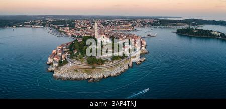Panoramablick auf Rovinj, eine wunderschöne Stadt an der Küste mit Blick auf die Adria in Istrien, Kroatien. Stockfoto