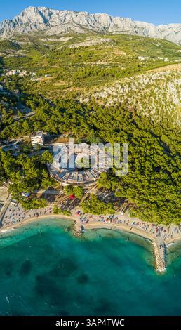Panoramablick auf einen verlassenen Kurort am Strand von Krvavica, in der Nähe von Makarska, Kroatien. Stockfoto