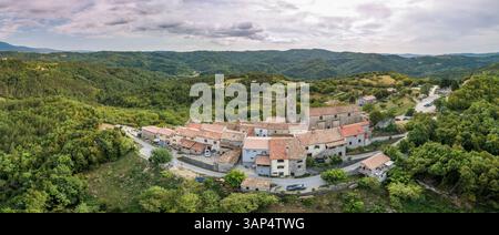 Panoramablick auf Hum, eine der kleinsten Städte der Welt auf einem Hügel in Istrien, Kroatien. Stockfoto