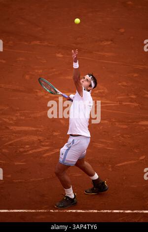 BARCELONA, SPANIEN – 15. APRIL: Tomas Martin Etcheverry aus Argentinien spielt am zweiten Tag der Barcelona Open Banc Sabadell 2025 im Real Club de Tenis Barcelona am 15. April 2025 in Barcelona gegen Alex de Minaur aus Australien. (Quelle: QSP/Alamy Live News Stockfoto