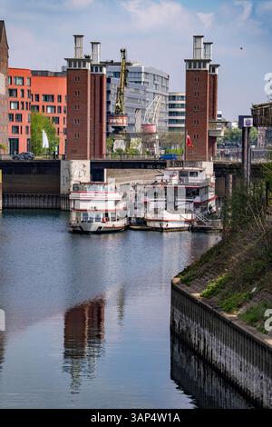 Die Schwanentorbrücke im Innenhafen von Duisburg, eine von 3 Hubbrücken, kann bis zu 10 Meter angehoben werden, frisch renoviert, verbindet die Innenstadt mit dem Ortsteil Kaßlerfeld, Ruhrort, NRW, Deutschland, Anleger Steiger Schwanentor, Hafenrundfahrt Schiffe, Schwanentorbrücke *** die Schwanentorbrücke im Duisburger Innenhafen, eine von 3 Hubbrücken, kann bis zu 10 Meter angehoben werden, frisch saniert, verbindet die Innenstadt mit dem Stadtteil Kaßlerfeld, Ruhrort, NRW, Deutschland, Pier Schwanentor, hafenrundfahrtschiffe, Schwanentor Bridge Stockfoto