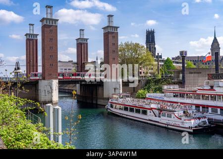 Die Schwanentorbrücke im Innenhafen von Duisburg, eine von 3 Hubbrücken, kann bis zu 10 Meter angehoben werden, frisch renoviert, verbindet die Innenstadt mit dem Ortsteil Kaßlerfeld, Ruhrort, NRW, Deutschland, Anleger Steiger Schwanentor, Hafenrundfahrt Schiffe, Schwanentorbrücke *** die Schwanentorbrücke im Duisburger Innenhafen, eine von 3 Aufzugbrücken, bis zu 10 Meter hebbar, frisch saniert, verbindet die Innenstadt mit dem Stadtteil Kaßlerfeld, Ruhrort, NRW, Deutschland, Pier Schwanentor, hafenrundfahrtschiffe, Schwanentor Bridge Stockfoto