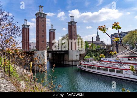 Die Schwanentorbrücke im Innenhafen von Duisburg, eine von 3 Hubbrücken, kann bis zu 10 Meter angehoben werden, frisch renoviert, verbindet die Innenstadt mit dem Ortsteil Kaßlerfeld, Ruhrort, NRW, Deutschland, Anleger Steiger Schwanentor, Hafenrundfahrt Schiffe, Schwanentorbrücke *** die Schwanentorbrücke im Duisburger Innenhafen, eine von 3 Aufzugbrücken, bis zu 10 Meter hebbar, frisch saniert, verbindet die Innenstadt mit dem Stadtteil Kaßlerfeld, Ruhrort, NRW, Deutschland, Pier Schwanentor, hafenrundfahrtschiffe, Schwanentor Bridge Stockfoto