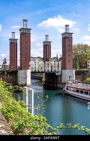 Die Schwanentorbrücke im Innenhafen von Duisburg, eine von 3 Hubbrücken, kann bis zu 10 Meter angehoben werden, frisch renoviert, verbindet die Innenstadt mit dem Ortsteil Kaßlerfeld, Ruhrort, NRW, Deutschland, Anleger Steiger Schwanentor, Hafenrundfahrt Schiffe, Schwanentorbrücke *** die Schwanentorbrücke im Duisburger Innenhafen, eine von 3 Aufzugbrücken, bis zu 10 Meter hebbar, frisch saniert, verbindet die Innenstadt mit dem Stadtteil Kaßlerfeld, Ruhrort, NRW, Deutschland, Pier Schwanentor, hafenrundfahrtschiffe, Schwanentor Bridge Stockfoto