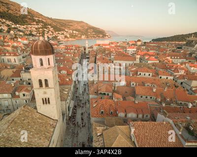 Antenne Blick auf die Altstadt von Dubrovnik (Kroatien) über Stradun Straße, beliebte Touristenattraktion auf Adria. Stockfoto