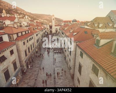 Blick aus der Vogelperspektive auf die Altstadt von Dubrovnik (Kroatien) über der Stradun Straße, beliebte Touristenattraktion an der Adria. Nachbearbeitet mit Vintage-Filter. Stockfoto