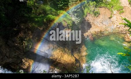 Regenbogen über dem Fluss Vintgar, von oben gesehen, Slowenien Stockfoto