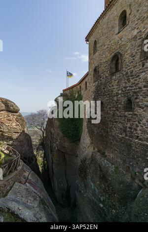 Felsen von Meteora und die Fassade des Stephansklosters von der Brücke am Eingang aus gesehen, Kalambaka, Thessalien, Griechenland Stockfoto