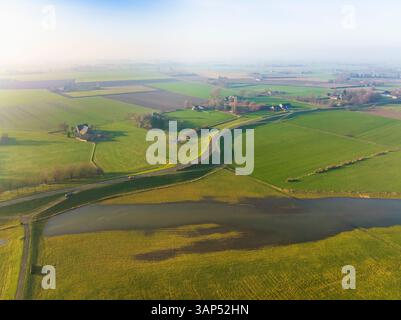 Luftaufnahme des Deiches und teilweise überfluteter Auen entlang des Flusses IJssel, Welsum, Overijssel, Niederlande. Stockfoto