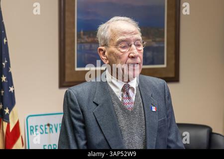 Fort Madison, Iowa, USA. April 2025. Der US-Senator Charles Grassley hielt ein öffentliches Rathaus-Treffen mit seinen Wählern in Fort Madison, Iowa, USA ab. Grassley besucht jedes Jahr alle 99 Countys in Iowa. Das Treffen war umstritten mit einer überfüllten Menschenmenge. Zu der Frage, ob die Deportation von Kilmar Abrego Garcia eine Verfassungskrise zwischen dem Präsidenten und den Gerichten darstellte, erklärte Sanator Grassley, dass die Rückkehr des deportierten Mannes in die Vereinigten Staaten ausschließlich in die Verantwortung des El Salvador-Präsidenten Nayib Bukele fiel. Quelle: Keith Turrill/Alamy Live News Stockfoto