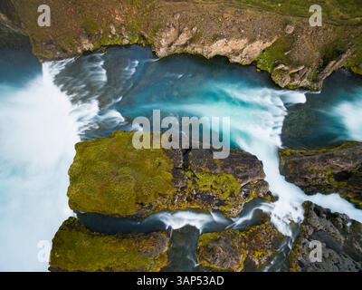 Luftaufnahme des Wasserfalls mit Langzeitbelichtung, Þingeyjarsveit, Godafoss, Island. Stockfoto
