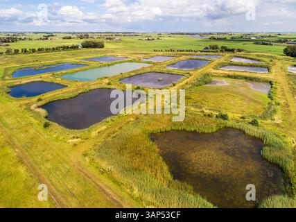 Aus der Vogelperspektive das Landschaftsschutzgebiet Volgermeerpolder, das auf einer stark verschmutzten ehemaligen Mülldeponie in Noord-Holland, Niederlande, errichtet wurde Stockfoto