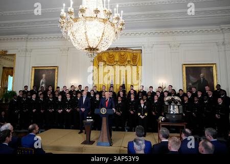 Washington, Usa. April 2025. US-Präsident Donald Trump spricht bei der Commander-in-Chief Trophy Presentation to the Navy Midshipmen – the United States Naval Academy, im East Room des Weißen Hauses in Washington am 15. April 2025. Foto: Yuri Gripas/ABACAPRESS. COM Credit: Abaca Press/Alamy Live News Stockfoto