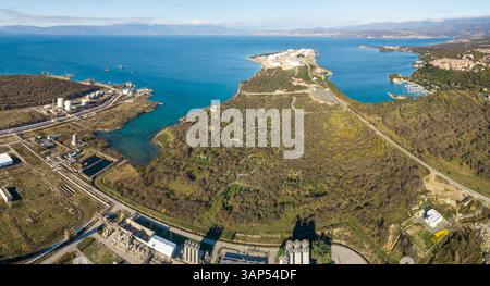 Panoramablick auf den Bau des zukünftigen LNG-Terminals am Ufer der Bucht, Omisalj, Kroatien Stockfoto