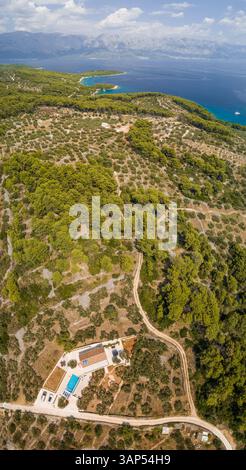 Panoramablick auf die Insel Brac, Villa und Berge, Sumartin, Kroatien. Stockfoto