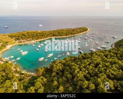 Blick aus der Vogelperspektive auf viele Luxusboote vor Anker in der Bucht von Palmizana, Insel Hvar, Kroatien. Stockfoto
