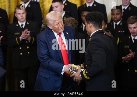 US-Präsident Donald Trump schüttelt einem Teilnehmer die Hand bei der Commander-in-Chief Trophy Presentation to the Navy Midshipmen – The United States Naval Academy, im East Room des Weißen Hauses in Washington am 15. April 2025. Foto: Yuri Gripas/ABACAPRESS. COM Credit: Abaca Press/Alamy Live News Stockfoto