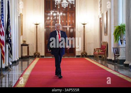 Washington, Usa. April 2025. Präsident Donald Trump trifft am Dienstag, den 15. April 2025, im East Room des Weißen Hauses in Washington, D.C. zur Trophäenpräsentation an die Navy Midshipmen, die United States Naval Academy, ein. Foto: Yuri Gripas/UPI Credit: UPI/Alamy Live News Stockfoto