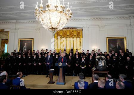 Washington, Usa. April 2025. Präsident Donald Trump spricht bei der Commander-in-Chief Trophy Presentation to the Navy Midshipmen, the United States Naval Academy, im East Room des Weißen Hauses in Washington, DC am Dienstag, den 15. April 2025. Foto: Yuri Gripas/UPI Credit: UPI/Alamy Live News Stockfoto