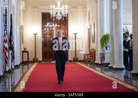 Washington, Usa. April 2025. Präsident Donald Trump trifft am Dienstag, den 15. April 2025, im East Room des Weißen Hauses in Washington, D.C. zur Trophäenpräsentation an die Navy Midshipmen, die United States Naval Academy, ein. Foto: Yuri Gripas/UPI Credit: UPI/Alamy Live News Stockfoto