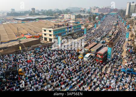Luftaufnahme der Menschen, die während des jährlichen Ijtema-Ereignisses in Dhaka, Bangladesch, beten und anbeten. Stockfoto
