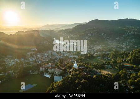 Aus der Vogelperspektive auf den Sonnenaufgang über der Stadt Kandy, Sri Lanka. Stockfoto