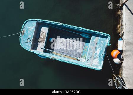 Von oben nach unten auf das lokale kleine Boot, das in Marsaxlokk, Malta, schwimmt. Stockfoto