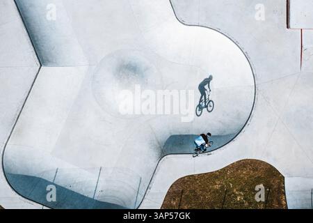 Luftaufnahme des Silhouettenschattens des BMX-Fahrradfahrers im Skate-Pool aus Beton, Panevezys, Litauen. Stockfoto