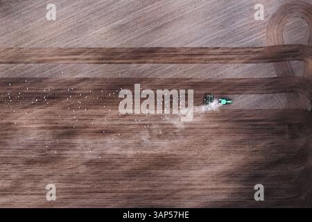 Draufsicht von oben nach unten auf landwirtschaftlich genutzten Flächen des Traktors, Kaunas, Litauen. Stockfoto