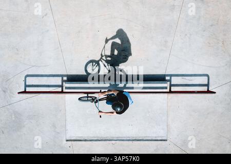 Luftaufnahme der BMX-Fahrradfahrer-Silhouette-Schattenschleifschiene im Outdoor-Skatepark in der Nähe von Panevezys, Litauen. Stockfoto