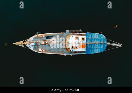 Von oben nach unten auf das alte Segelschiff im Mittelmeer, Valletta, Malta. Stockfoto