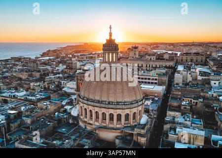 Blick aus der Vogelperspektive auf die Basilika unserer Lieben Frau von Mount Karmel bei Sonnenaufgang, Altstadt von Valletta, Malta. Stockfoto