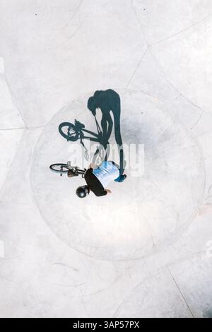 Luftaufnahme des Silhouettenschattens des BMX-Fahrradfahrers, der wie ein Monster aussieht, Panevezys, Litauen. Stockfoto