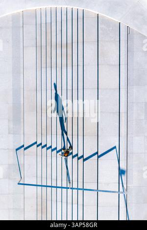 Aus der Luft auf den Schatten des Menschen, während er die Treppe hinaufgeht. Stockfoto
