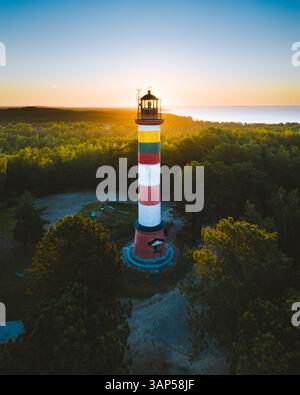 Luftaufnahme des Leuchtturms Nida in der Kurischen Nehrung in der Nähe der Ostsee. Sonnenaufgang am Sommermorgen aus Litauen. Stockfoto
