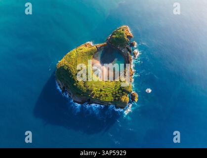 Luftaufnahme von Ilheu de Vila Franca do Campo, Azoren, Portugal. Stockfoto