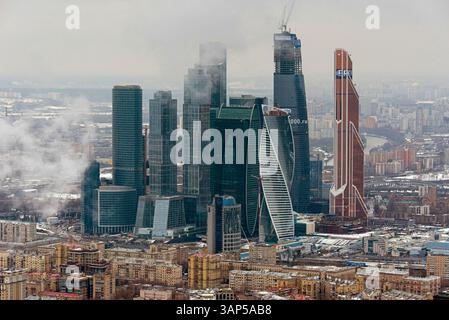 Moskau, Russland - 09. Januar 2015: Luftansicht auf das internationale Geschäftszentrum moskau mit moderner Architektur und hohen Wolkenkratzern unter bewölktem Himmel Stockfoto