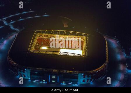 Moskau, Russland - 09. Januar 2015: Luftaufnahme des beleuchteten Stadions der Otkritie Arena bei Nacht, Moskau, Russland. Stockfoto