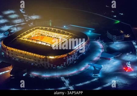 Moskau, Russland - 09. Januar 2015: Luftaufnahme des beleuchteten Stadions der Otkritie Arena in der nächtlichen Stadtlandschaft, Moskau, Russland. Stockfoto