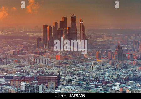 Moskau, Russland - 09. Januar 2015: Luftansicht auf das internationale Geschäftszentrum moskau bei Sonnenuntergang mit modernen Wolkenkratzern und Stadtlichtern, moskau, russland. Stockfoto