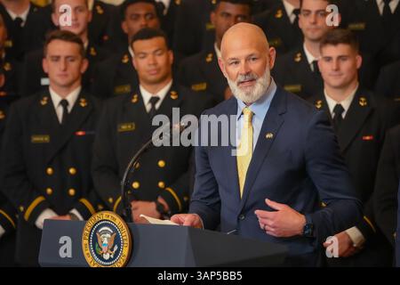 Washington DC, USA. April 2025, Washington, District of Columbia, USA: Brian Newberry, Trainer des US Naval Academy Football Teams, nimmt an der Commander in Chief Trophäe Präsentation im Weißen Haus Teil. Präsident DONALD TRUMP überreichte die Trophäe der Serviceakademie mit der besten Bilanz gegen die anderen Akademien. Navy, Army und die US Air Force Academy kämpfen jedes Jahr um diese Ehre. (Kreditbild: © Andrew Leyden/ZUMA Press Wire) NUR REDAKTIONELLE VERWENDUNG! Nicht für kommerzielle ZWECKE! Quelle: ZUMA Press, Inc./Alamy Live News Stockfoto